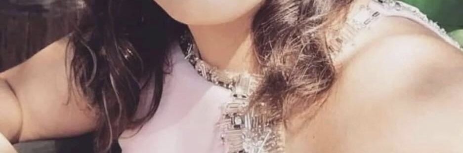 Vestido comprido com cauda cor de rosa