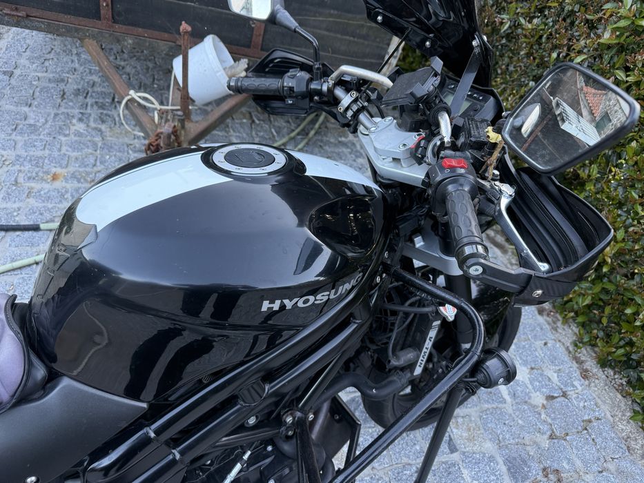 Hyosung   gt 650  (11000 quilometros )