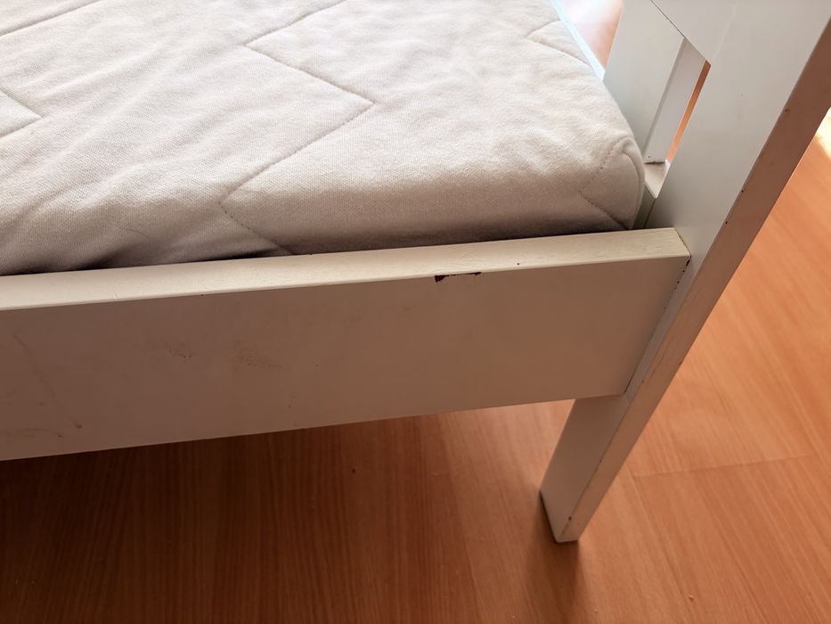 Cama Kriter Ikea com estrado e colchao e barra de seguranca