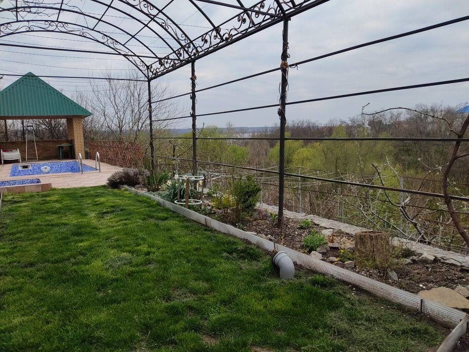 Купите добротный дом в Ямбурге/Днепровое с красивым видом на Днепр