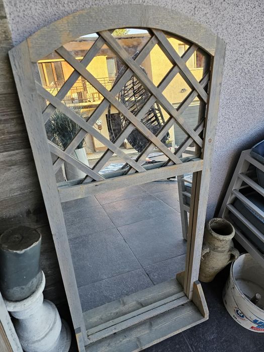 Duże lustro w rustykalnym stylu