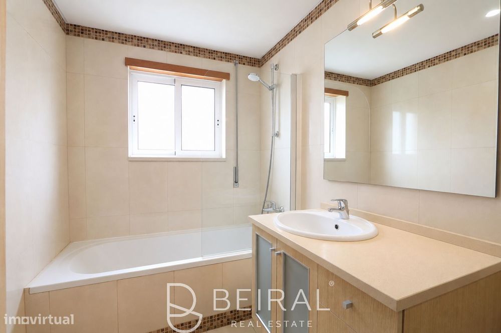 Apartamento T2 às portas de Lisboa, com varanda, vista e estacionamen