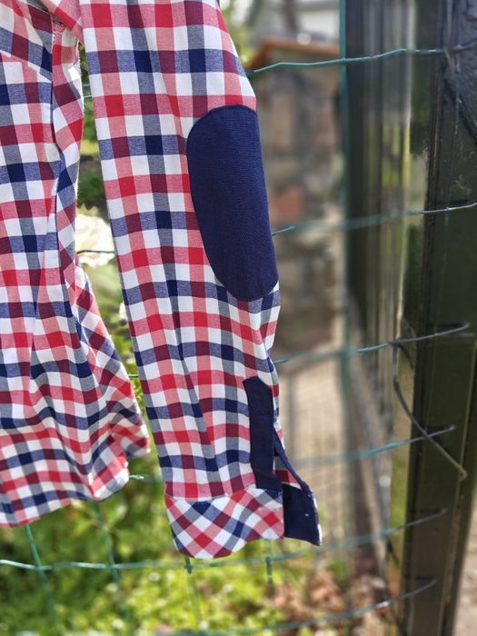 Damska koszula rozmiar z metki 42, lecz mniejsza.