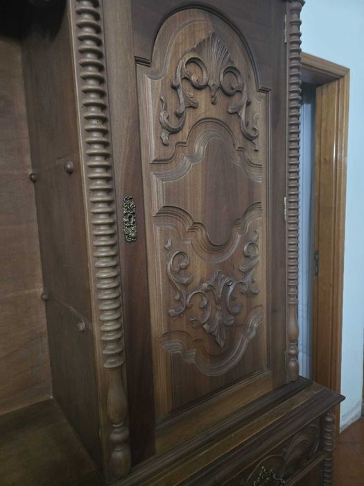 Móvel de sala em madeira trabalhada