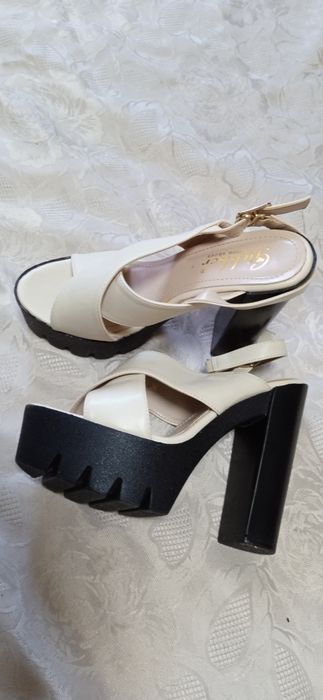 Босоніжки жіночі