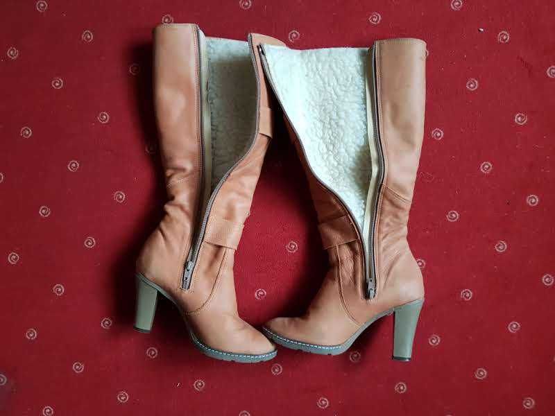 Piękne kozaczki z kożuszkiem, r. 36 w kolorze camel,