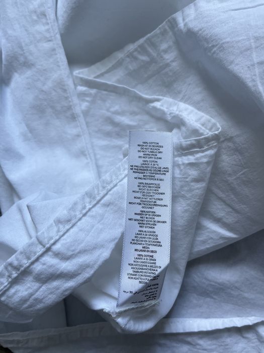 Біла сукня з рюшами