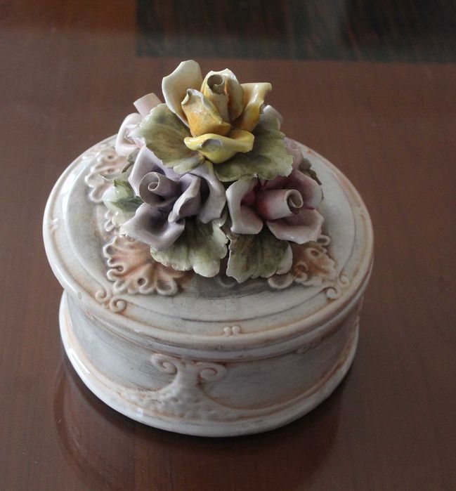Bonbonniére de cerâmica pintada à mão, anos 60, Itália.