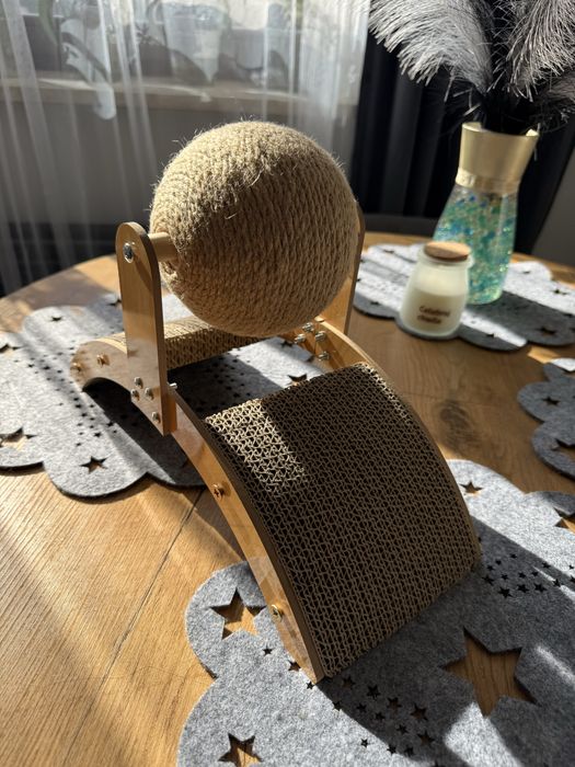 Drapak dla kota z zabawką