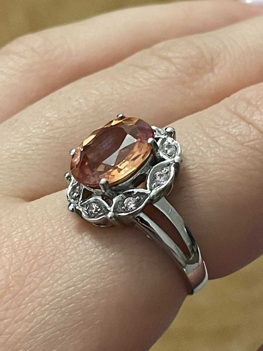 Серебряное кольцо 925 пробы с овальным топазом 12х10мм Размер 17.5