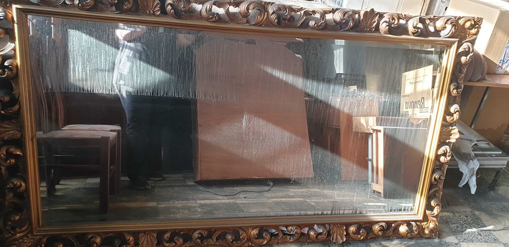 Espelho grande com moldura em dourado