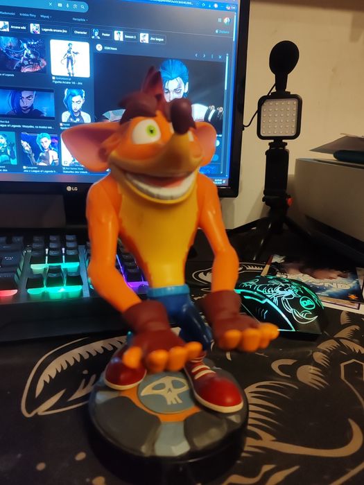 Figurka Crash Bandicoot stojak na kontroler lub telefon