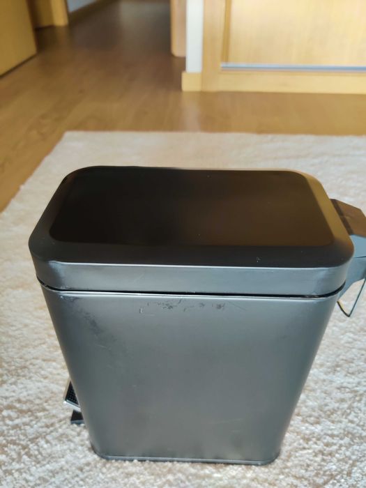 Caixote do lixo preto (casa de banho)