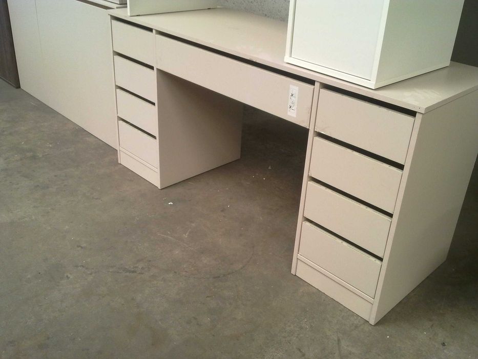 Nowe biurko z szufladami