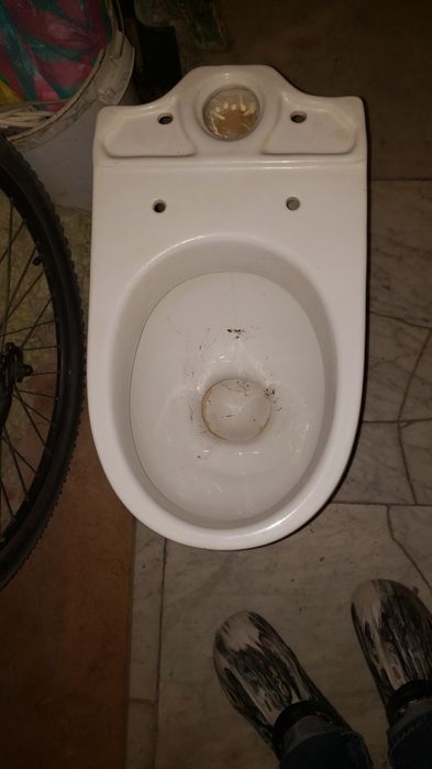 Унитаз белый строительный