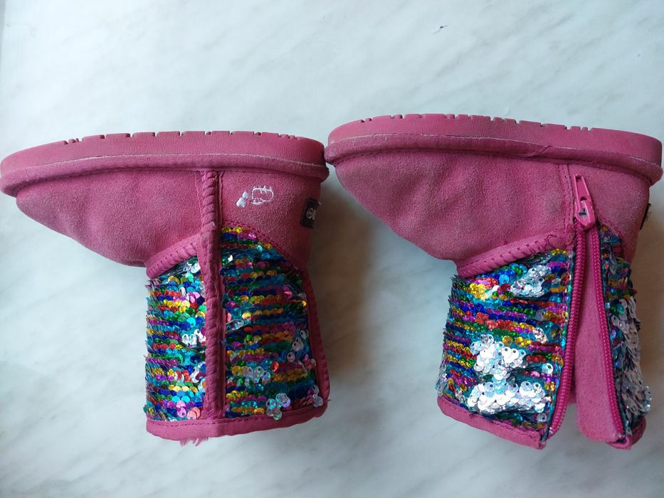 Уги для дівчинки