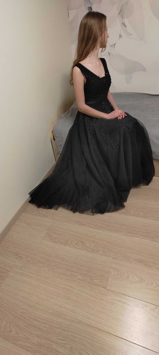 Piękna sukienka z aplikacjami