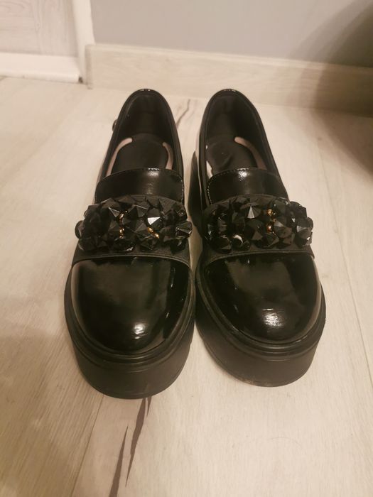 Półbuty na wysokiej podeszwie z koralikami