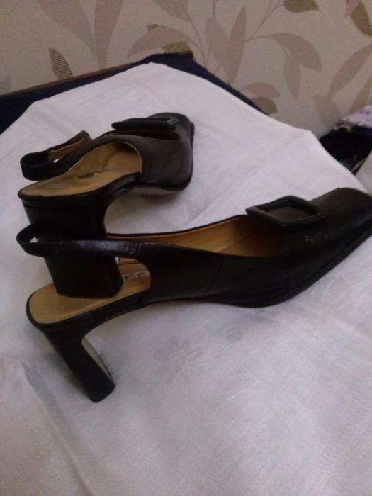 Босоніжки шкіряні .