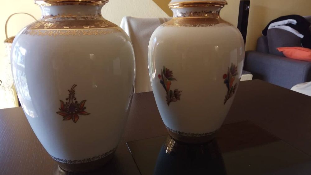 Peça Decorativa de Porcelana pintada à mão com ouro e platina