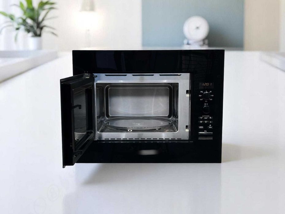 Чорна мікрохвильова піч Miele M 8260-2