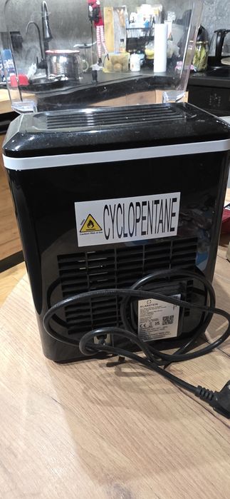 Kostkarka  do lodu  Klarstein czarna jak nowa