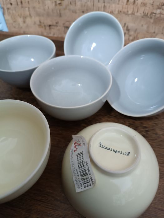 Conjunto de taças cinza e amarelo