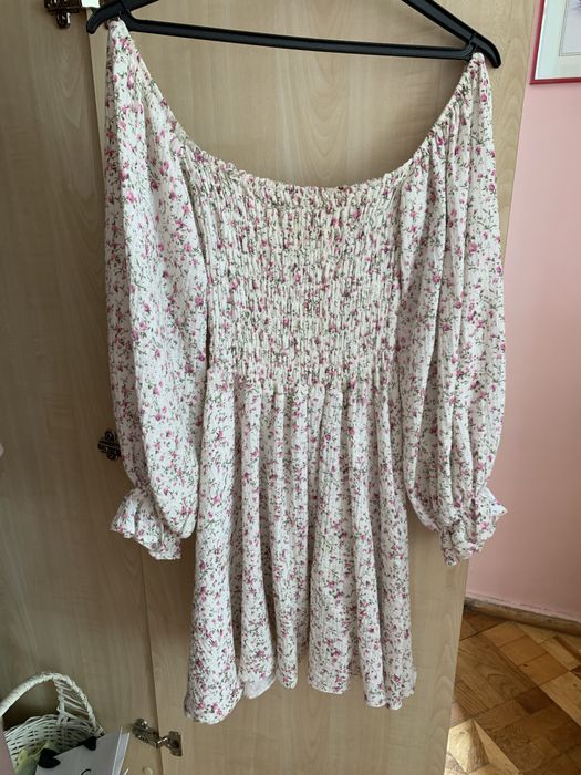 Ніжна квіткова сукня легка, з пишними рукавами