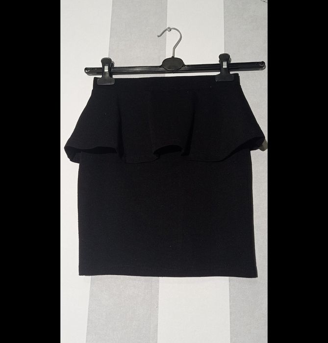 Spódniczka mini czarna z baskinką rozpinana z tyłu XS