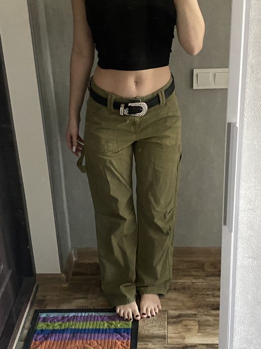 карго штани Bershka кольору хакі на низькій посадці