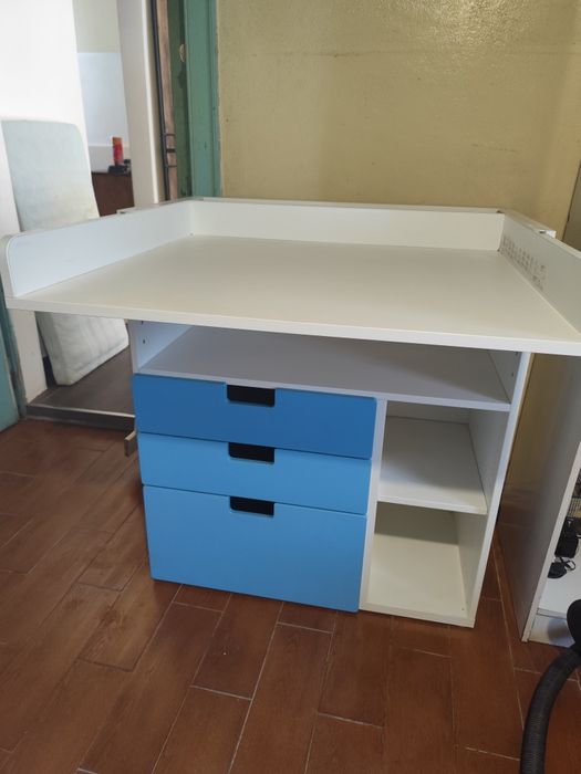 Cama de grades e secretária/muda fraldas