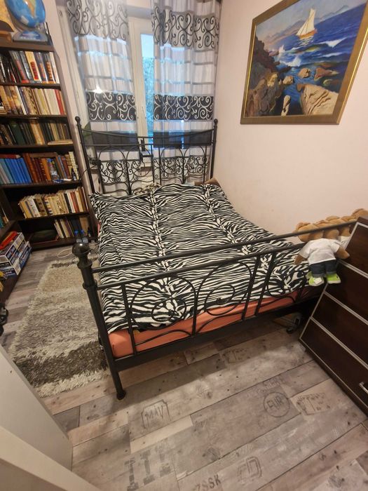 Czarne metalowe łóżko IKEA Noresund o wymiarach 160x200 cm z materacem