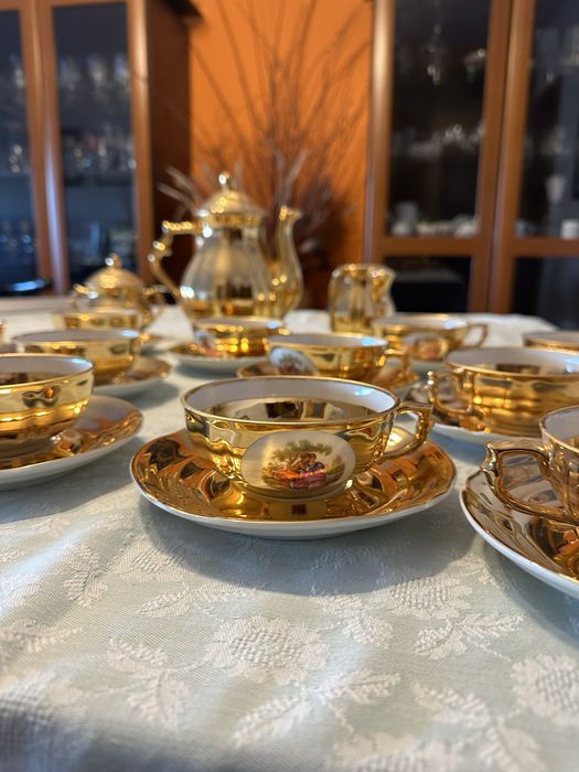 Magnífico Serviço de Chá Artibus Portugal – Porcelana Dourada e Cenas Galantes  15 Peças (Quinze)