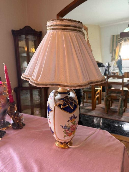 Candeeiro de louça e abajur em tecido -  65€