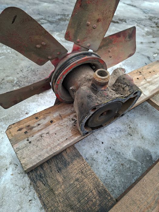 Помпа двигуна д65