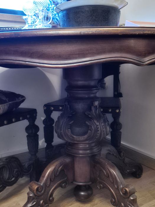 Mesa redonda antiga em madeira maciça entalhada – estilo D. José / Rev