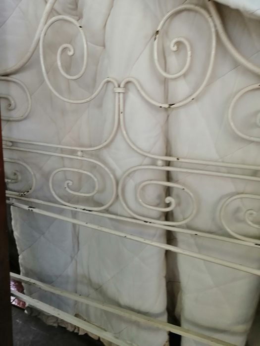 Cama muito antiga em ferro com estrado original.