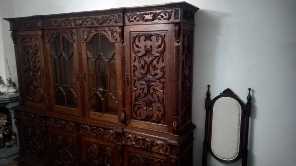 Mesa de Cozinha/Salão em Madeira e 8 Cadeiras e um Armário Duplo