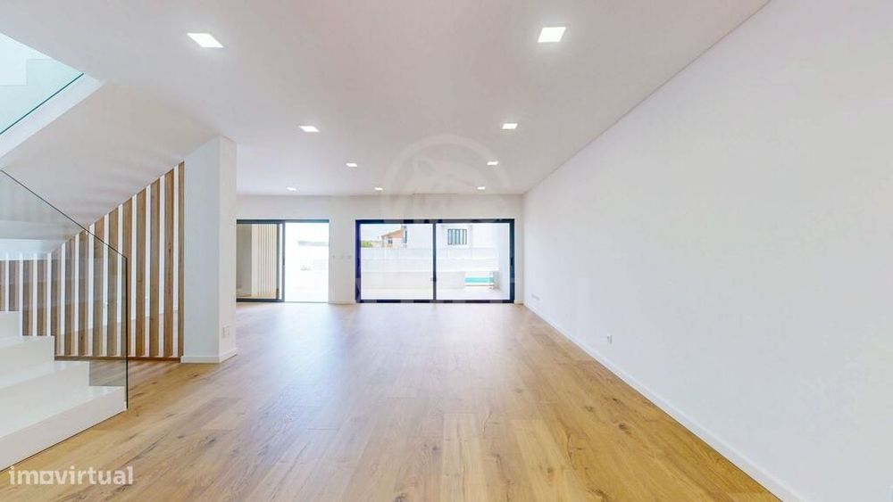 Magnífica Moradia T4 com Piscina e Terraço, em condomínio fechado
