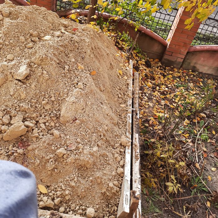 Глина (червона, суглинок, сипеться) 5+ м. куб. віддам