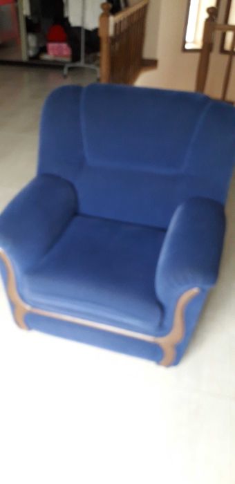 sofá unitário com molduras em madeira