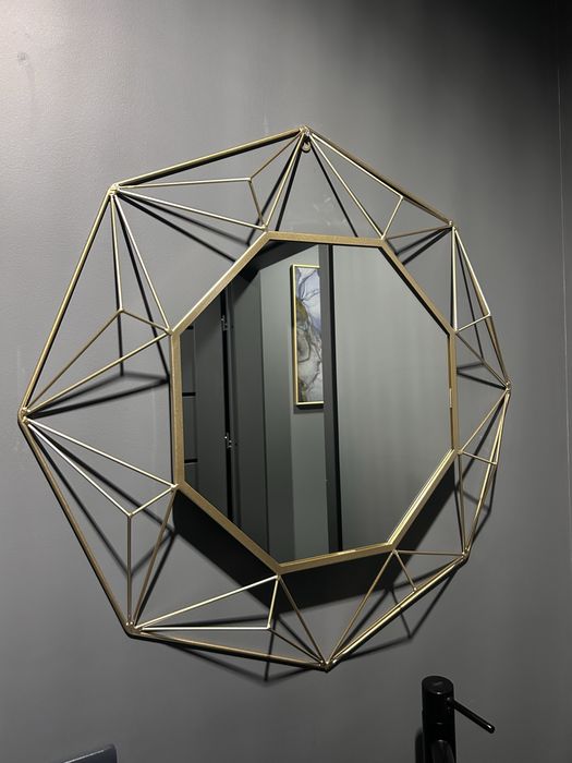 Lustro geometryczne w zlotej ramie