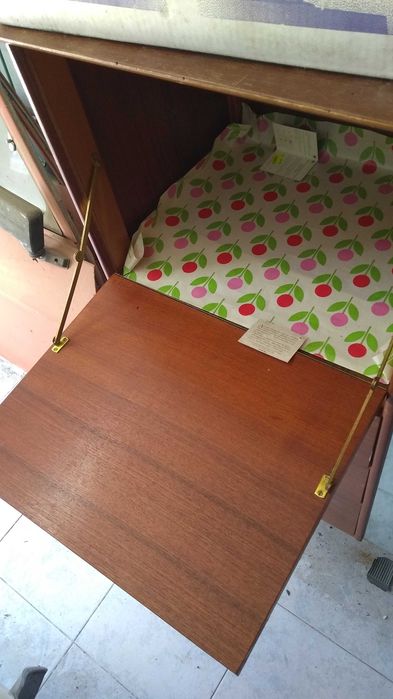 Roupeiro com espelho.