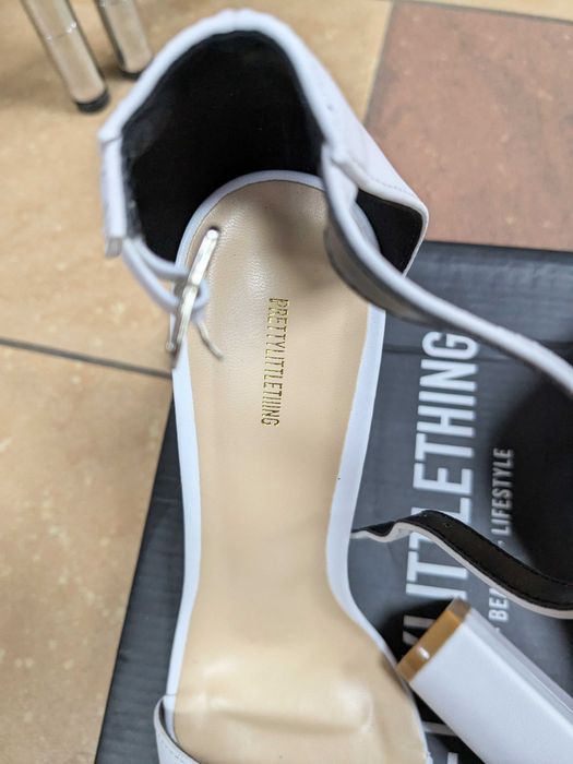 Pretty little thing białe sandały na obcasie rozm. 38