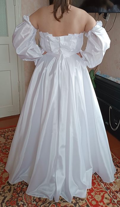 Весільна сукня .