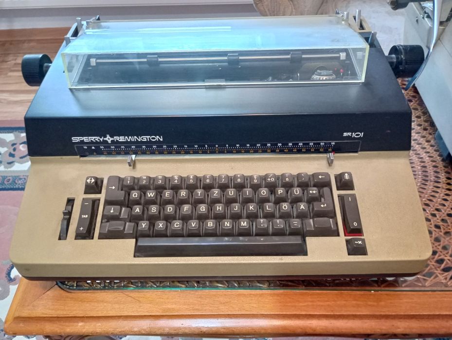 Sprawna maszyna do pisania Sperry Remington SR101