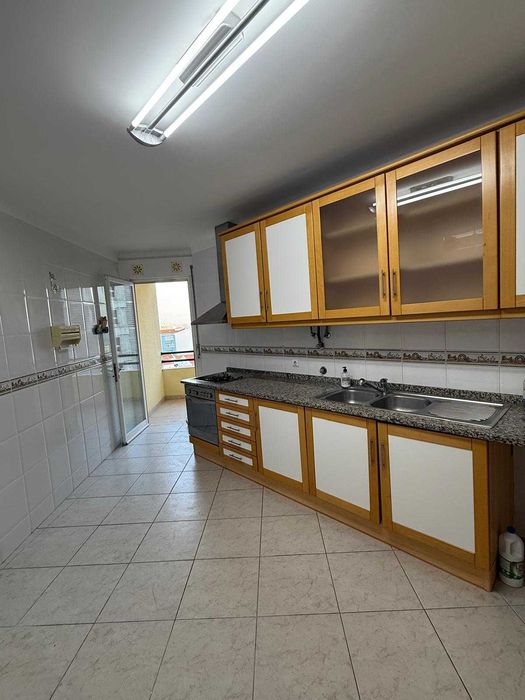 T2 Solarengo (Sul) com 2 WC, 2 Varandas, Vista Rio Sado e Lareira (Sem Mobília)