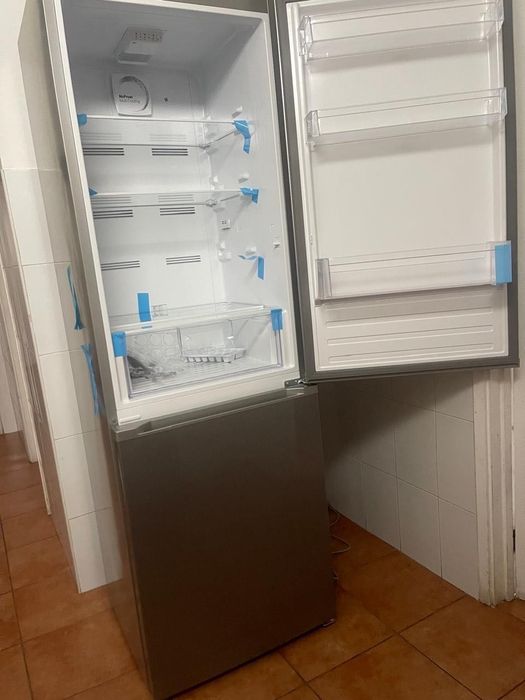 Geladeira nova em folha em perfeitas condições. “ Negociável “ hoje .