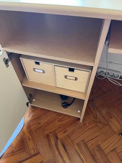 Secretária em bom estado