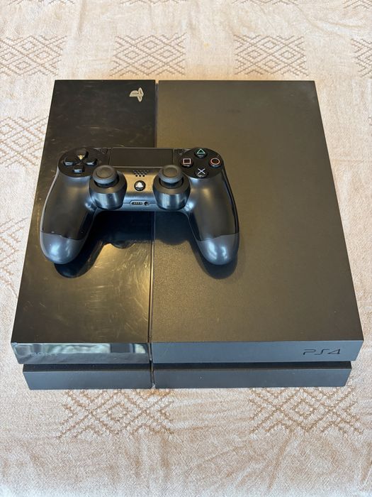 Playstation 4 com comando preto